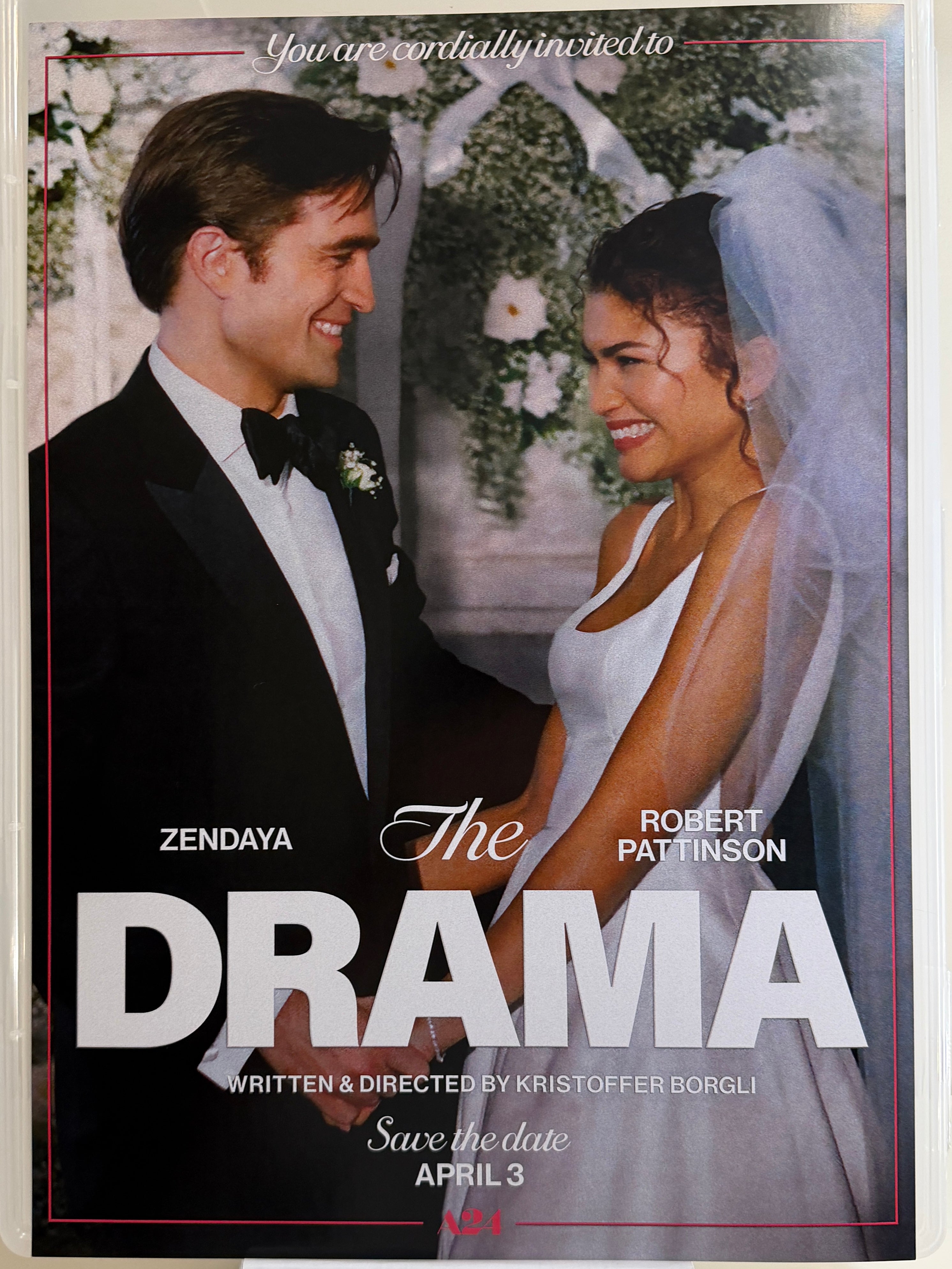《戲劇性婚禮》The Drama (2026) 香港 HK A3電影海報 Movie Poster - 導演 Kristoffer Borgli 主演 Zendaya, Robert Pattinson, Alana Haim, Mamoudou Athie, Hailey Benton Gates
