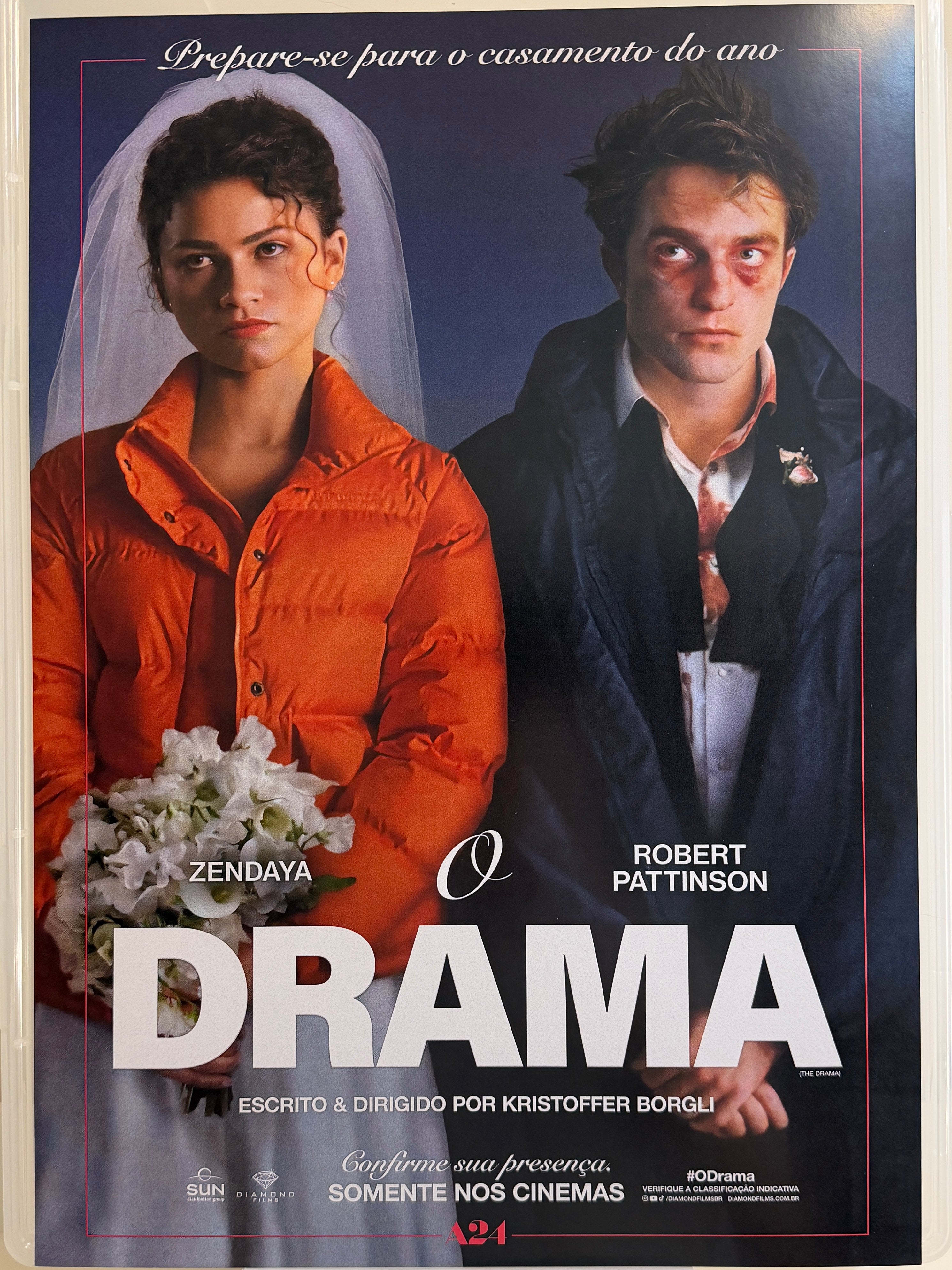 《戲劇性婚禮》The Drama (2026) 香港 HK A3電影海報 Movie Poster - 導演 Kristoffer Borgli 主演 Zendaya, Robert Pattinson, Alana Haim, Mamoudou Athie, Hailey Benton Gates